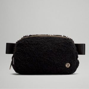 NWT Lululemon Everywhere Belt Bag Fleece in Black!! ✨